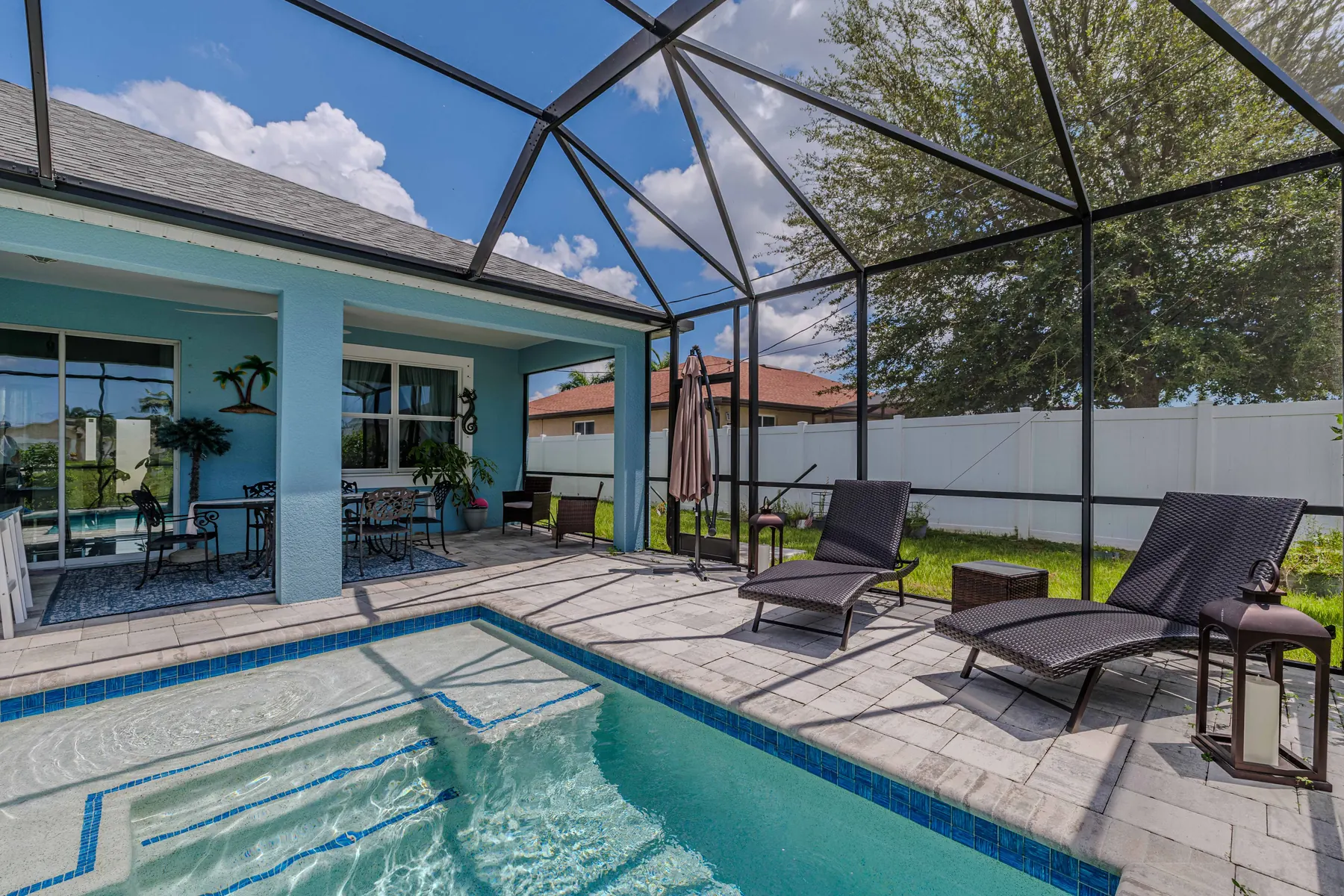 Pool deck with loungers under the screen enclosure